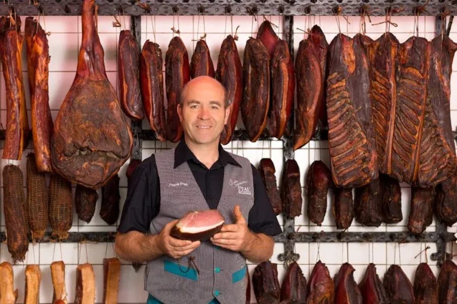 Bauernrauchbesichtigung Pfau Räucherspezialitäten