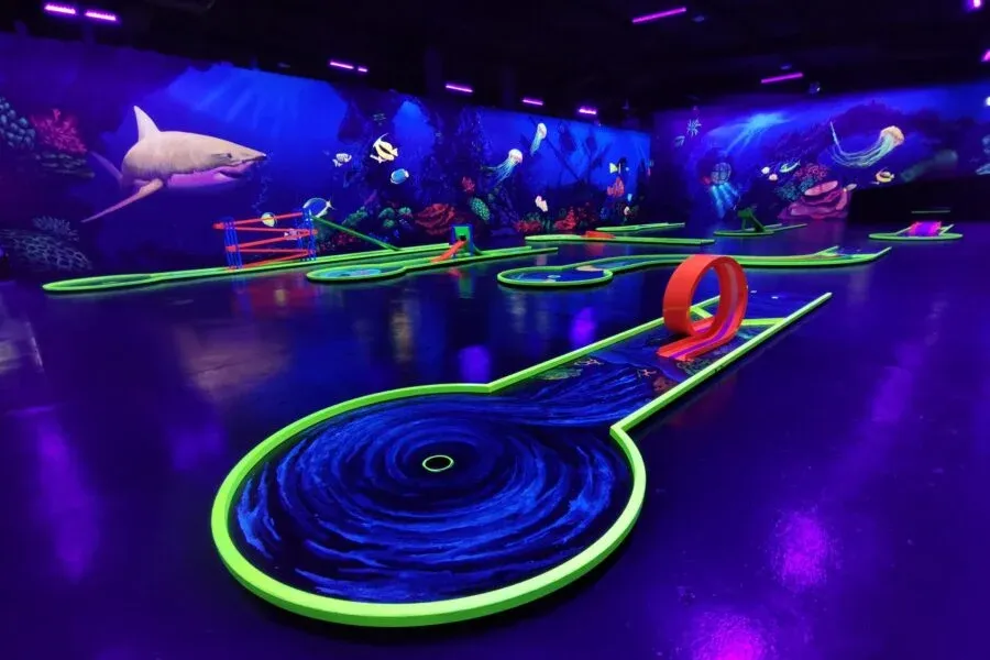 Blacklight Zone 3D Schwarzlicht Minigolf