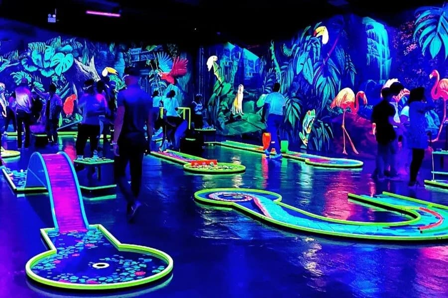 Blacklight Zone 3D Schwarzlicht Minigolf 2