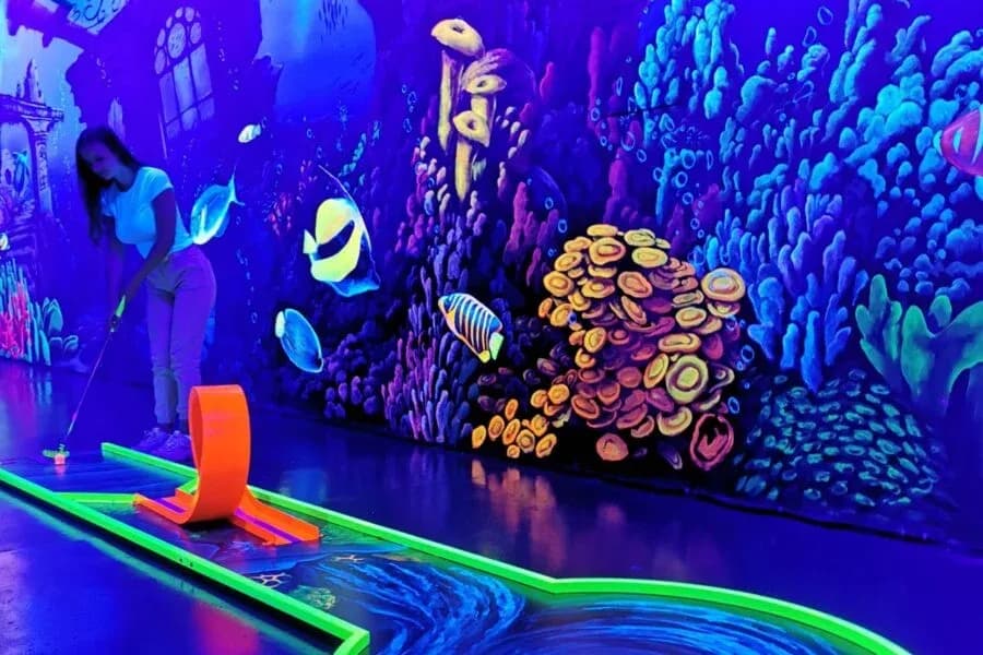 Blacklight Zone 3D Schwarzlicht Minigolf 3